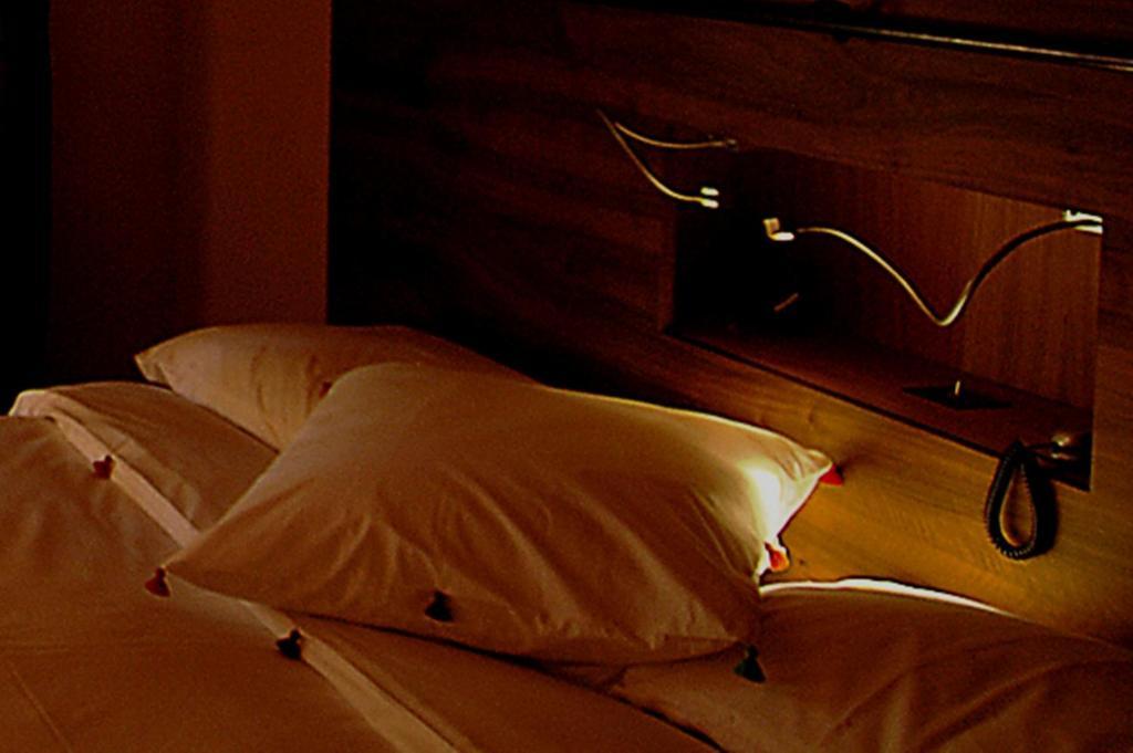 Chateau Le Rosey Hotel Nyon Szoba fotó